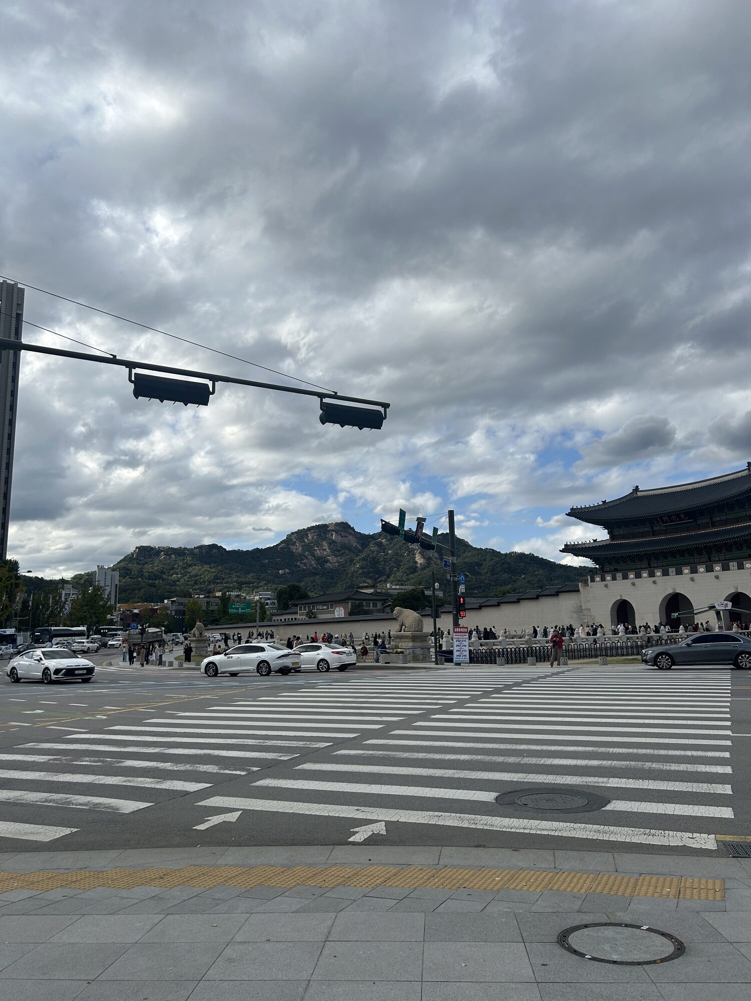 Gwanghwamun and the mountain